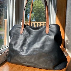 Simon’s spacious purse